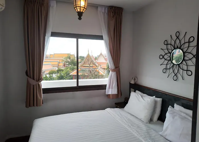 Chetuphon Gate Hotel
