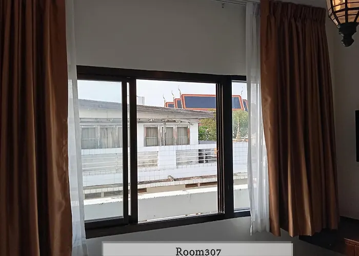Chetuphon Gate Hotel