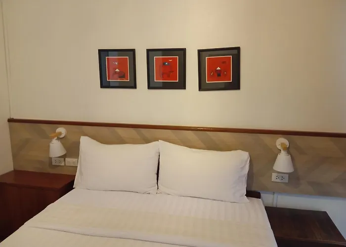 Chetuphon Gate Hotel