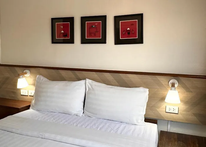 Chetuphon Gate Hotel