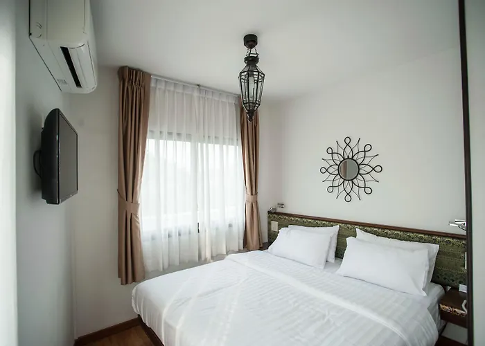 Chetuphon Gate Hotel